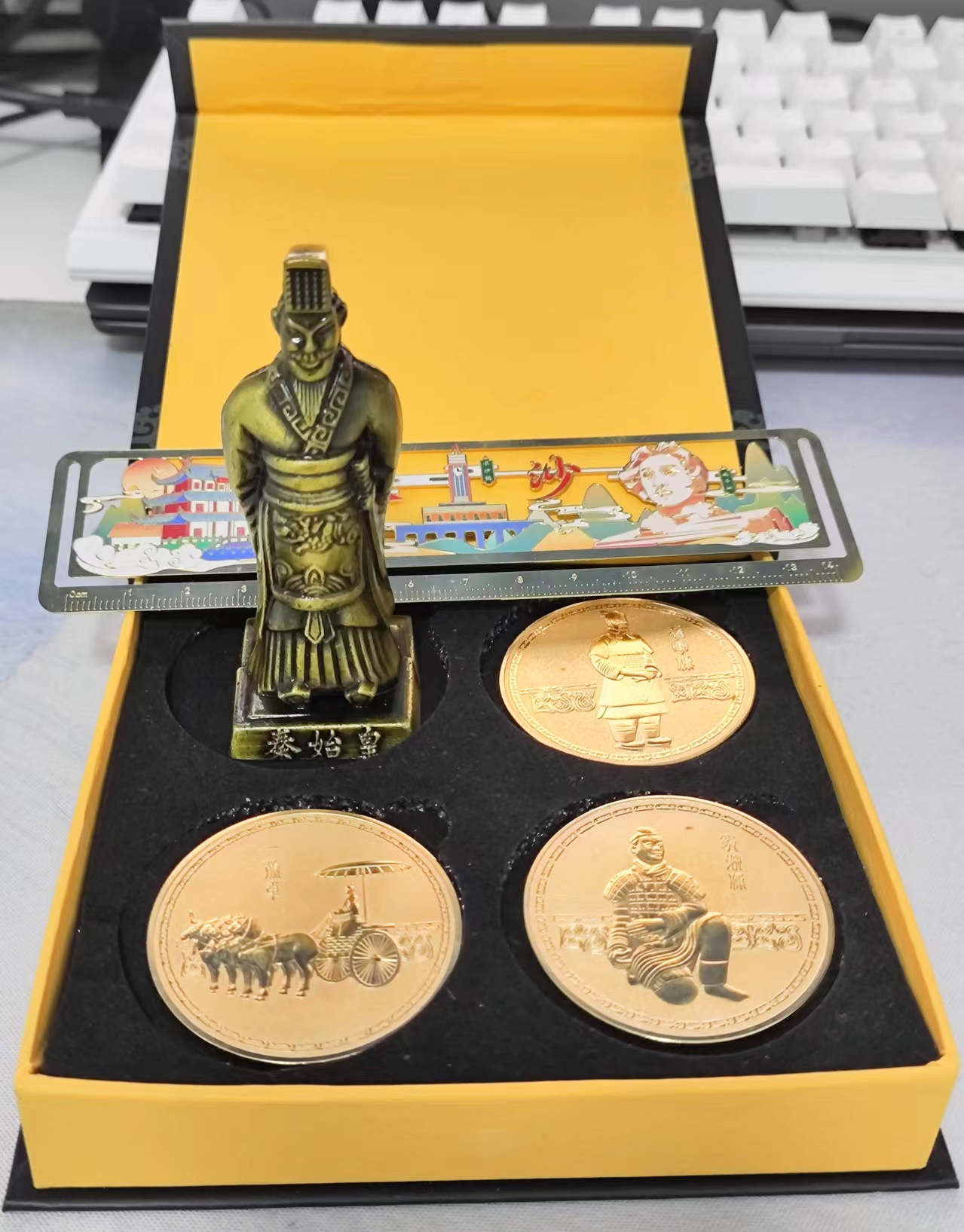 秦始皇、纪念币以及同学送的尺子（书签）